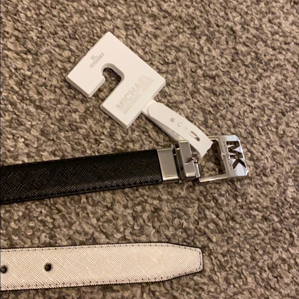 Twist reversible belt